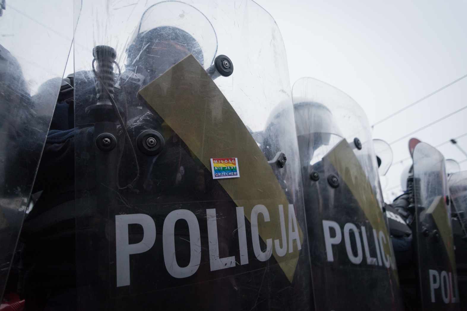 Policja w zwartym kordonie blokuje dojście do domu Jarosława Kaczyńskiego. Strajk Kobiet w rocznicę stanu wojennego, 2020 r. Fot. Anna S. Kowalska